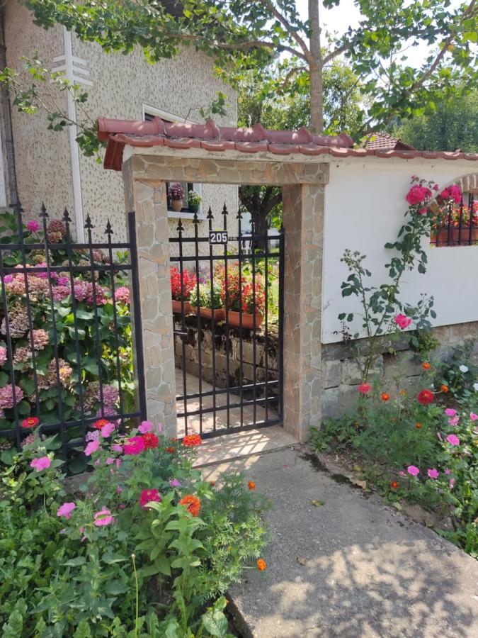 Къща За Гости Хайк Beli Osŭm Exteriör bild